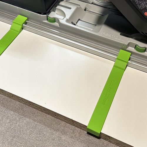 Ograniczniki 3dek założone na szynę prowadzącą Festool i dosunięte do formatki meblowej