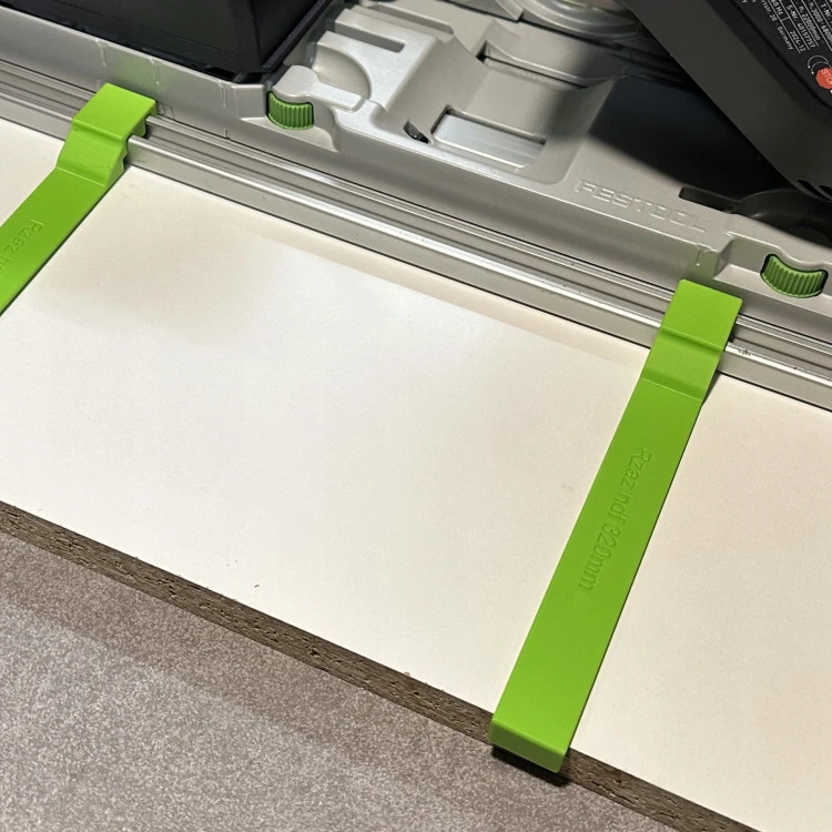 Ograniczniki 3dek założone na szynę prowadzącą Festool i dosunięte do formatki meblowej