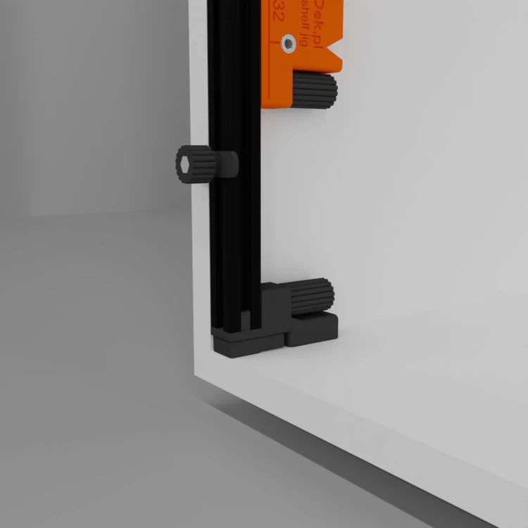 Szablon V-Core Shelf Jig oparty o wieniec dolny i przednią krawędź korpusu szafki